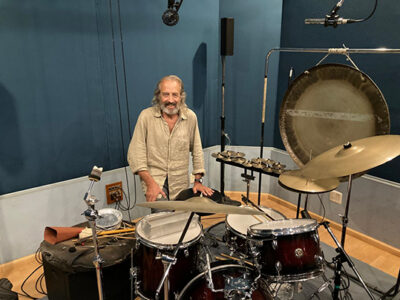 GERARDO EN ESTUDIO LIBRES.jpeg
